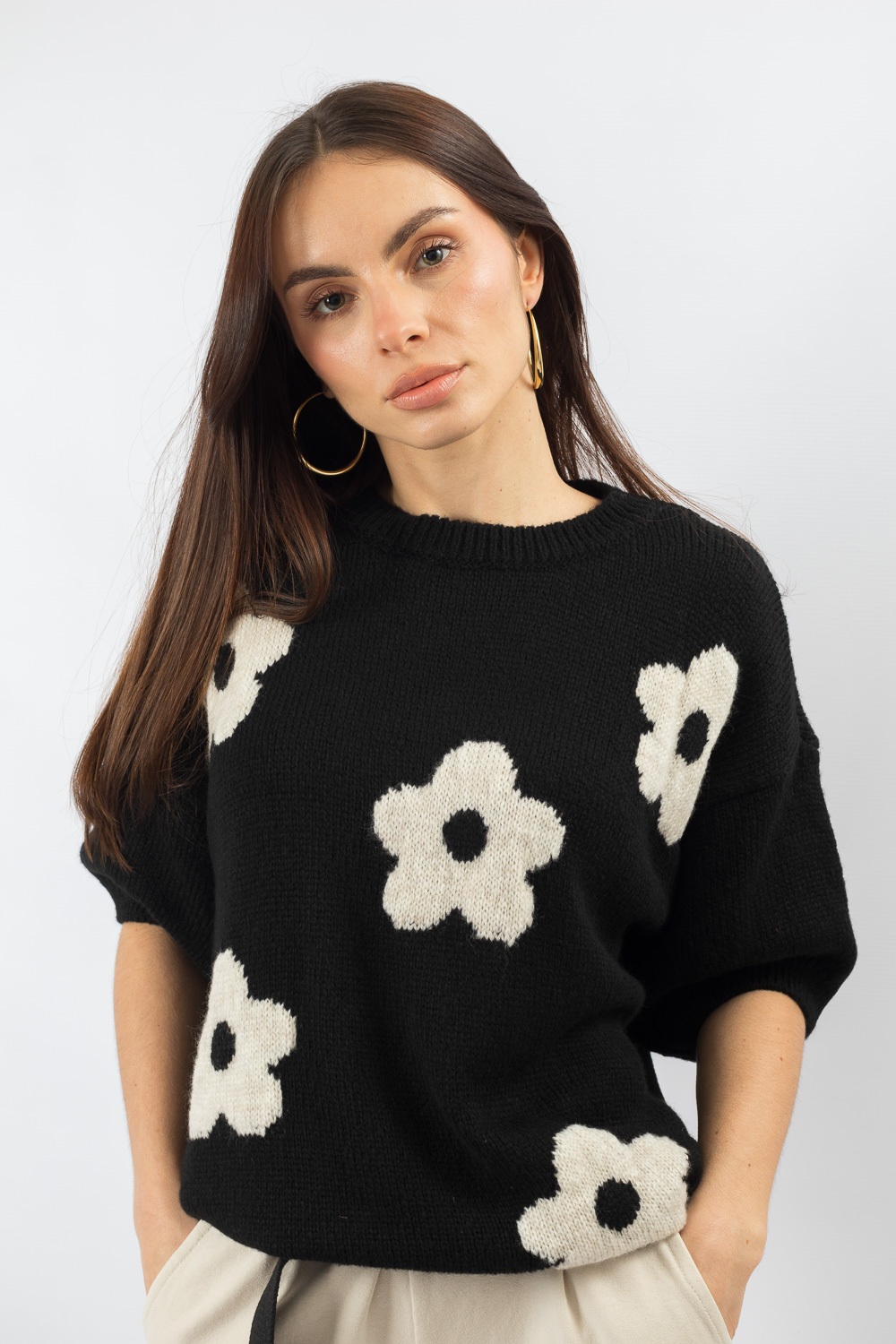 Sweter z aplikacją kwiatową